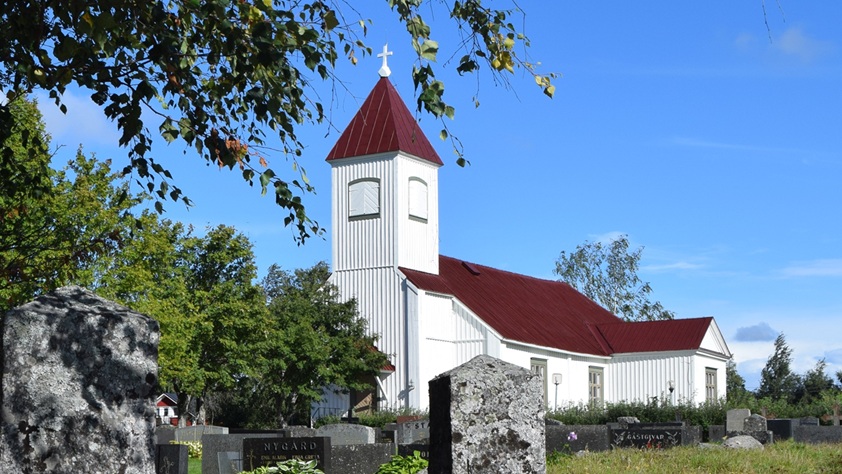 Foto av Bergö kyrka.
