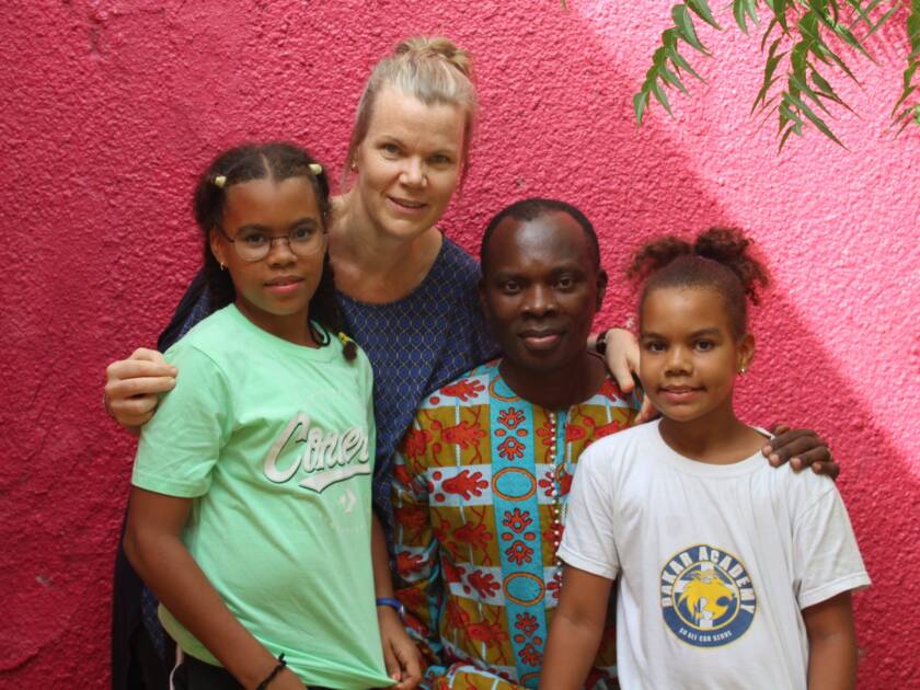 Foto på familjen Tikum.