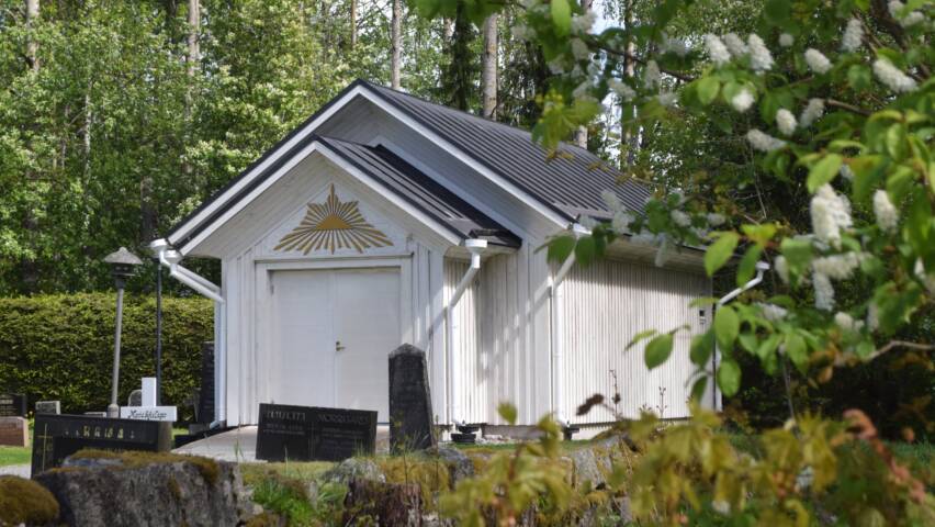 Det vita bårhuset på gravgården i Malax.