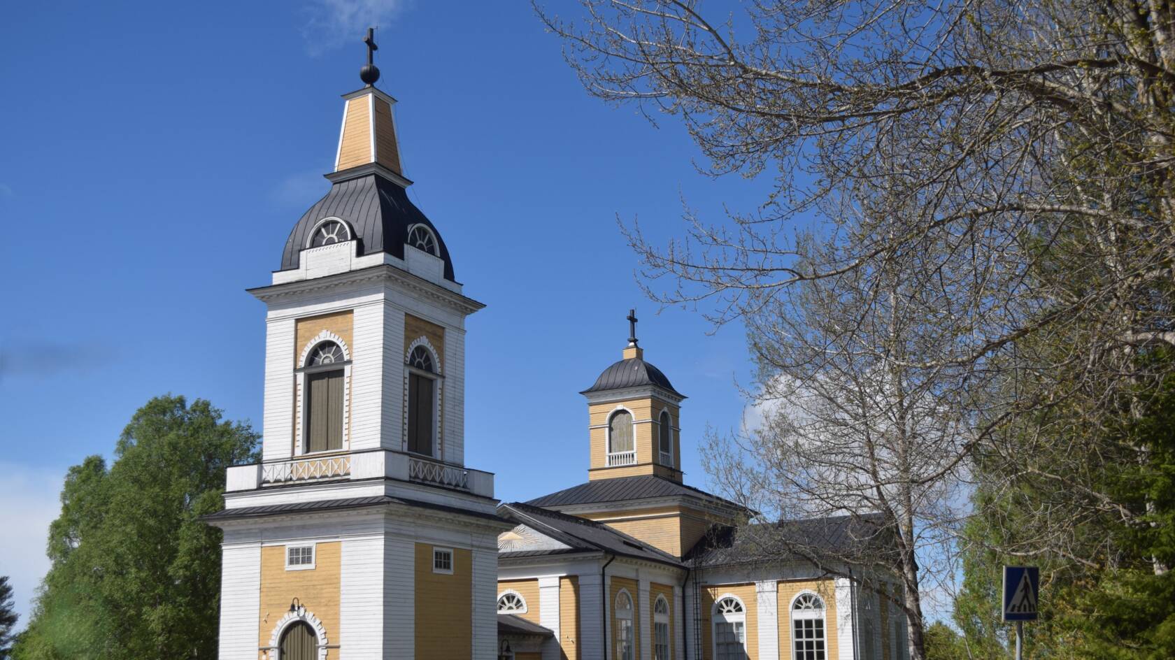 Malax kyrka, med klockstapeln i förgrunden.